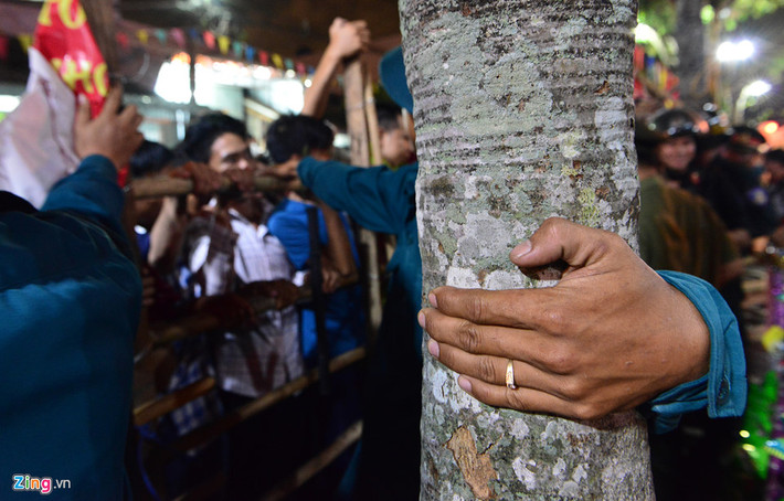 Bên ngoài nhiều người hò hét, tìm cách xô đẩy hàng rào khiến lực lượng chức năng gặp nhiều khó khăn để đảm bảo thời điểm đúng 24h.