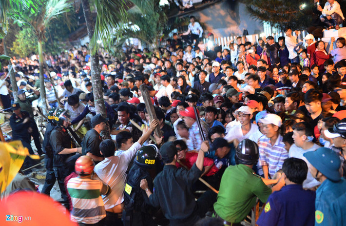 Lực lượng bảo vệ, dân phòng, cảnh sát liên tục phải giữ hàng rào khỏi đổ, dùng gậy, chích điện chặn những thanh niên quá khích. Đến khoảng 23h50, một góc hàng rào "thất thủ" khi dòng người chen nhau xô đẩy gãy đổ các cây tre. Lực lượng an ninh đành phải dạt ra cho hàng trăm người ùa vào cùng lúc.