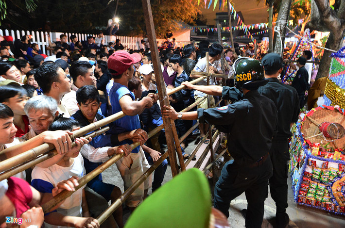 Bốn hướng của sân đình rộng gần 300 m2 được rào chắn khá kiên cố, bên trong rất đông lực lượng an ninh đứng hàng dài giữ trật tự cho buổi lễ.