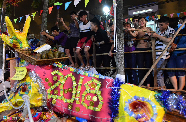 Nhiều người leo cả lên hàng rào, nhăm nhe với tranh giành đồ cúng bằng nhiều cách.