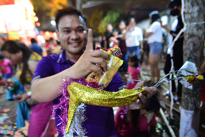 Anh Nguyễn Thành Thức (huyện Châu Thành, Long An) hào hứng khoe hai gói bánh và một phần đuôi chó hình nộm. "Đây là lễ hội truyền thống của bà con nơi đây nhiều năm qua nên năm nào tôi cũng tham gia giành lộc. Tham gia việc này mình vừa vui vừa có lộc may mắn đầu năm. Lộc này mình sẽ dành để ăn chứ không cho ai cả", người này nói.