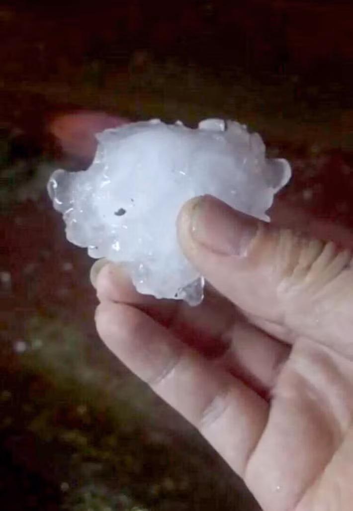 Mưa đá kéo dài khoảng 15 phút với nhiều viên đá lớn có đường kính 2-3 cm, khiến người đi đường phải tìm chỗ ẩn náu. Địa phương đang thống kê thiệt hại do mưa đá gây ra trên địa bàn huyện Simacai.