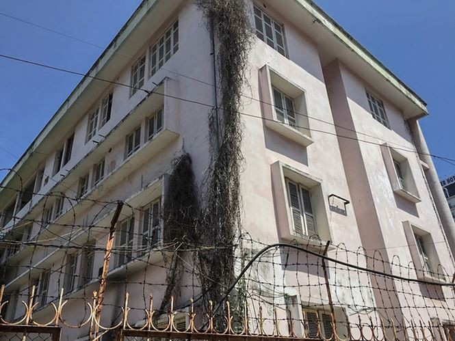 Đằng sau là tòa nhà cao 4 tầng bỏ hoang.