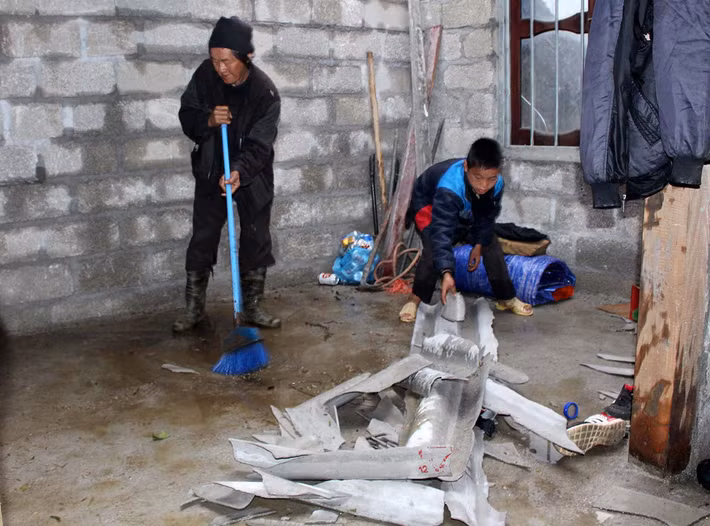 Sau khi mưa đá kèm gió lốc đi qua, chính quyền huyện Mèo Vạc đã cử cán bộ xuống địa bàn phối hợp với các thôn, bản giúp đỡ người dân khắc phục hậu quả.