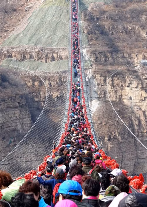 Đi trên cây cầu trong suốt đã thấy sợ, ấy vậy mà mọi người còn chen chúc nhau trên một chiếc cầu thật khiến người xem không khỏi “rùng mình”.