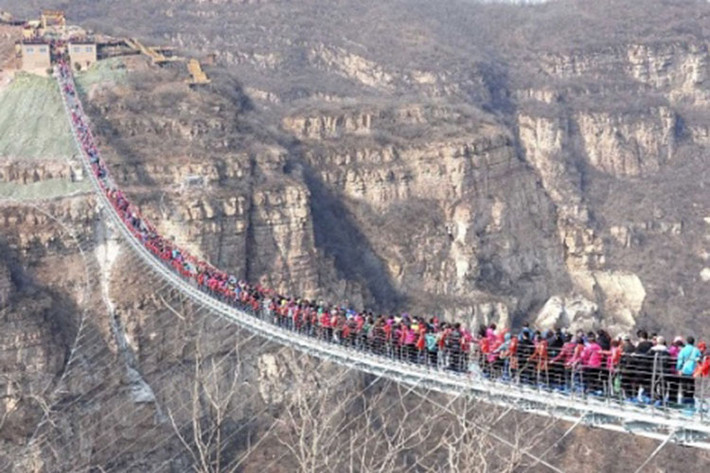 Vào tháng 12 năm ngoái, một cây cầu treo đáy kính được mở tại tỉnh Hà Bắc, Trung Quốc, thu hút hơn 20.000 lượt khách tới tham quan mỗi ngày. Dù mới được đưa vào hoạt động nhưng cây cầu hầu như ngày nào cũng ngợp trong biển người, khó lòng nhìn thấy mặt kính bên dưới.