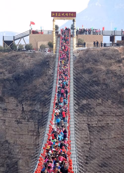 Chiếc cầu trong suốt này có thể chịu trọng lượng tối đa 2.000 người. Tuy nhiên, để đảm bảo an toàn cho du khách, chỉ có khoảng 600 người được đứng trên cầu vào cùng một thời điểm.