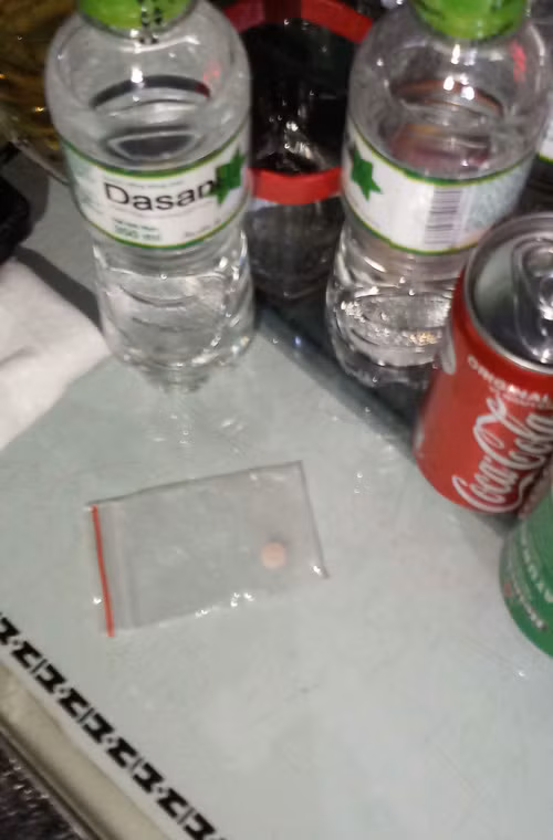 Tại các bàn khách trong DC Club, công an đã tìm thấy một số viên nén nghi là ma túy. Ngoài ra, dưới sàn nhà có nhiều viên nén vụn bị các dân chơi vứt phi tang.