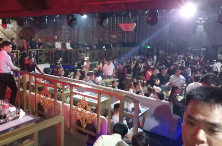Tại thời điểm kiểm tra, dù bước sang ngày mới nhưng trong quán bar “DC Club” có hơn 300 người đang vui chơi giải trí, trong âm thanh, ánh sáng vũ trường sôi động.