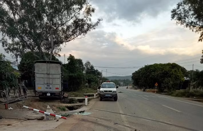 Đến chiều nay (28/10), Công an huyện Đăk Tô, tỉnh Kon Tum vẫn đang điều tra làm rõ vụ tai nạn giao thông xe tải húc container khiến một tài xế trọng thương.