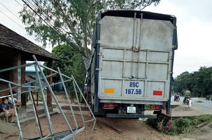 Cú tông kinh hoàng khiến chiếc xe tải mất lái cắm thẳng xuống rãnh ven QL14 nhưng may mắn không tông vào nhà dân ven đường.