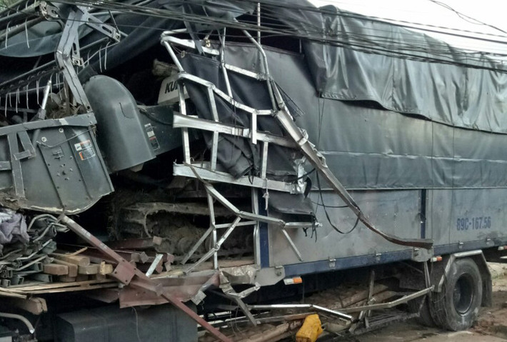 Nhiều người dân địa phương và người đi đường tìm cách giải cứu tài xế, đưa đi bệnh viện cấp cứu.