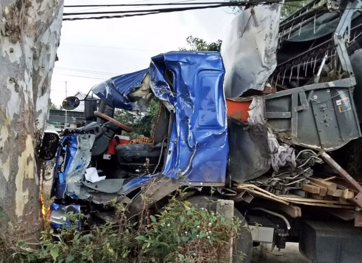 Tài xế xe tải tông container bị kẹt cứng trong cabin.