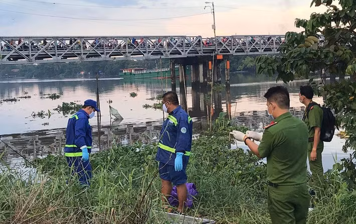 Ghi nhận tại hiện trường, nạn nhân mặc quần jean màu xanh, áo thể thao màu vàng đen, trên người nạn nhân công an tìm thấy một điện thoại di động, một chứng minh nhân dân tên Trần Ngọc Quí (23 tuổi, ngụ tỉnh An Giang).
