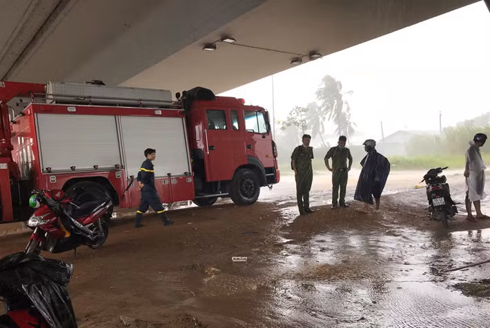 Nhận thông tin, công an phường Thạnh Lộc và công an quận 12 có mặt nhưng không thể đưa đi thể nạn nhân vào bờ do khu vực nước sông đang lên và chảy xiết nên phải nhờ tới lực lượng cứu hộ cứu nạn TP.HCM.