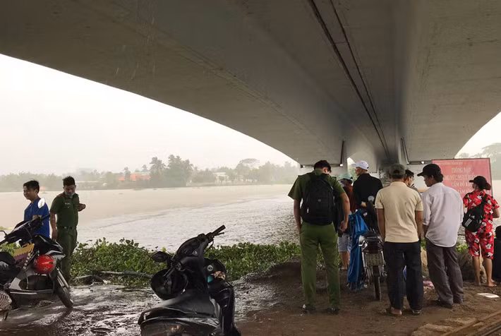 Tuy nhiên khi lực lượng cứu hộ đang trên đường tới thì trời đổ mưa kèm gió lớn đã cuốn thi thể nạn nhân đi xa.