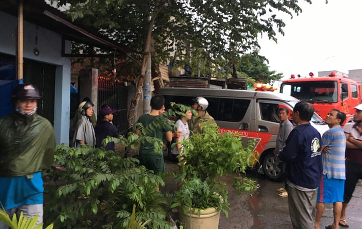 Thi thể nạn nhân đã được đưa về bệnh viện để làm thủ tục pháp y. 