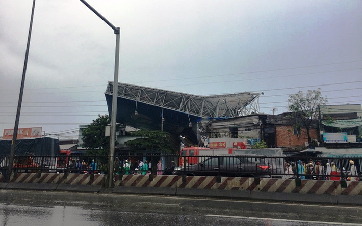 Trước đó lúc 16h30 cùng ngày, khắp khu vực TP HCM có mưa, kèm theo giông gió cực lớn. Bất ngờ, một biển quảng cáo cao khoảng 20m trên QL1A, đoạn qua phường Bình Trị Đông A, quận Bình Tân, TP HCM đổ sập, đè lên căn nhà ở địa chỉ 924 quốc lộ 1A.