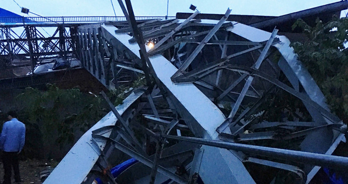 Hàng tấn sắt thép đổ sập nằm ngổn ngang tại hiện trường.