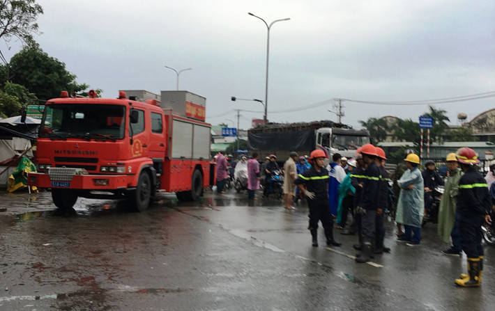 Nhận tin báo, Cảnh sát PCCC quận Bình Tân đã điều lực lượng và phương tiện đến hiện trường triển khai công tác cứu hộ.