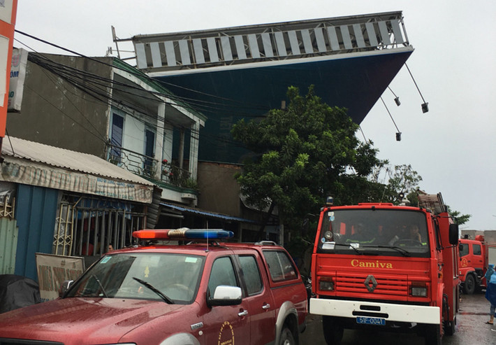 Đè lên nhà của một hộ dân cạnh bên.