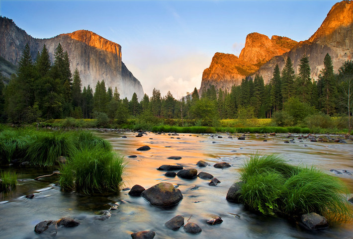  Thung lũng Yosemite, California: Yosemite có những cây sequoia khổng lồ, các đồng cỏ lớn, thung lũng sâu và nhiều thác nước hùng vĩ, chính vì vậy, cho dù đặt chân đến địa điểm nào của Yosemite, các nhiếp ảnh gia luôn có cơ hội nắm bắt được khoảnh khắc thiên nhiên tuyệt đẹp. Bên cạnh đó, du khách ghé thăm Yosemite cũng có thể đi lang thang, vượt ra khỏi những con đường mòn để tìm kiếm các loài động vật hoang dã. Ảnh: Elevation.maplogs.