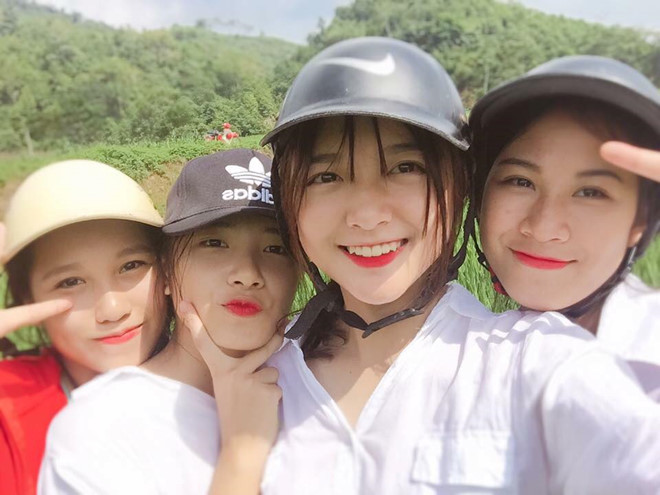 Dàn nữ sinh nhận được nhiều sự quan tâm hiện học cùng lớp, thuộc trường THPT số 2 Bắc Hà, Lào Cai. Những hình ảnh này do thành viên Khánh Linh tổng hợp lại thành album rồi chia sẻ lên mạng xã hội. Khánh Linh cho Zing.vn biết loạt ảnh được chụp sau tiết mục văn nghệ cả nhóm biểu diễn chào mừng ngày 26/3 ở trường. Với ý định chụp hình lưu giữ kỷ niệm đẹp, các bạn trẻ không ngờ lại "hot" trên diễn đàn. Nhóm của Linh rất vui khi gây chú ý, song một số bạn cũng cảm thấy phiền phức vì bị người lạ nhắn tin, trêu chọc.