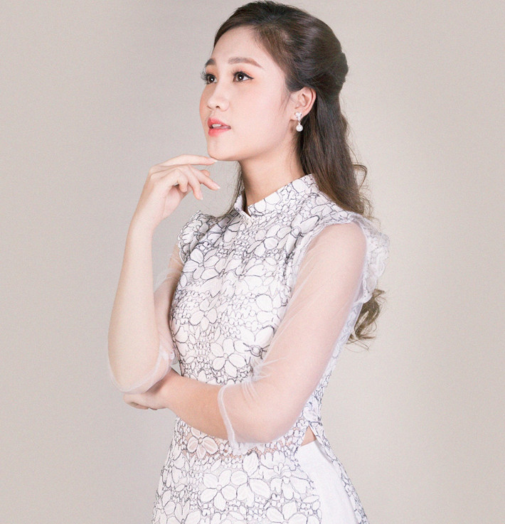 Hoàng Thị Tú Uyên, 20 tuổi, sinh viên lớp Xã hội học K36. 9X có sở thích tham gia các hoạt động nghệ thuật, thiện nguyện. Thiếu nữ ước mơ trở thành biên tập viên truyền hình.