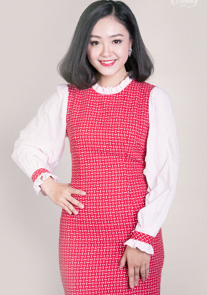 Nguyễn Hồng Ngọc, 21 tuổi, sinh viên lớp Quảng cáo K35. Đây là lần thứ hai Ngọc tham dự Press Beauty. Nữ sinh cho biết cuộc thi chính là trải nghiệm quý giá trong quãng đời sinh viên. 9X đam mê khám phá và trau dồi vốn kiến thức xã hội.