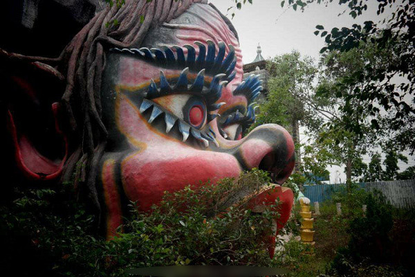 Thật ra thì trước đây nó cũng bình thường thôi, nhìn mắc cười hơn là sợ. Nhưng mà bỏ hoang lâu nên giờ nhìn creepy như vầy. Chỗ này lúc còn hoạt động khá là đông khách và nổi tiếng, sau này do vợ chồng nhà này li hôn nên đóng cửa cái này luôn. Phía trước có cái khách sạn trắng còn đang xây dở, nhìn cái khách sạn này còn ghê hơn mấy bức tượng...', bạn B.C.N chia sẻ.