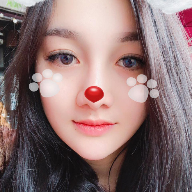 Vị hôn thê của Hữu Công là Phan Thủy Tiên (sinh năm 1992), nhân viên an ninh soi chiếu tại sân bay quốc tế Nội Bài. Cách đây 1 năm, hai người quen nhau qua một người bạn chung và thật bất ngờ, Thủy Tiên chính là người chủ động “cầm cưa”. Cô nàng chia sẻ: “Suốt 2 tháng trời mình trồng cây si, rồi bày tỏ chân thành các kiểu. Anh Công cũng tâm lý nên sớm nhận ra sự chân thành ấy và đáp lại. Lý do mình “cầm cưa” thì cũng đơn giản lắm, lần đầu gặp mặt đã thấy anh rất nhiệt tình, gần gũi nên say nắng”.