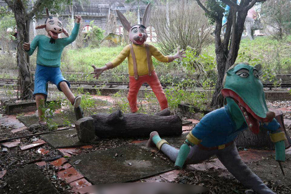 Sau khi đăng lên mạng xã hội, những bức ảnh này đã thu hút sự chú ý của rất nhiều người dùng Facebook nhất là các bạn trẻ. Đa phần mọi người đều tò mò, một số khá hoang mang và giật mình khi xem đồng thời nhiều bạn trẻ hiếu kỳ rất mong khu vui chơi giải trí này sớm mở cửa trở lại.