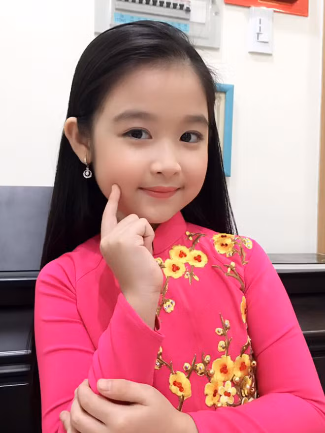 " Hoa khôi nhí Tây Đô", "Hoa khôi nhí Cần Thơ",... là những biệt danh người hâm mộ dành tặng cho cô bé 10 tuổi.