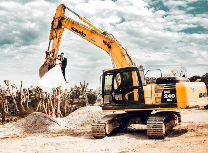 Chia sẻ về ý tưởng bộ ảnh, chú rể cho biết bạn gắn bó với nghề lái máy xúc gần 10 năm, từng ăn, ngủ trên máy. Đối với chú rể 9X, đây không chỉ là nghề kiếm cơm, mà còn là đam mê, yêu thích. Từ lâu, chàng trai đã muốn thực hiện bộ ảnh cưới bên chiếc máy xúc thân thiết.