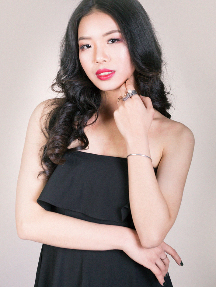 Đinh Ngọc Huyền, 20 tuổi, hiện là sinh viên lớp Báo chí K36. 9X phấn đấu để trở thành nhà báo công tâm và nhiệt huyết. Câu nói yêu thích nhất của Bích Ngọc là: "Điều gì xảy đến cũng đều có lý do của nó".