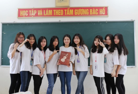 Trước đó, lớp chuyên Anh 2 của trường THPT chuyên Đại học Vinh từng gây chú ý với bức ảnh tập thể toàn gái xinh. Các bức hình nữ sinh trong lớp được Thảo Vân (một thành viên) tổng hợp thành album và đăng lên mạng.