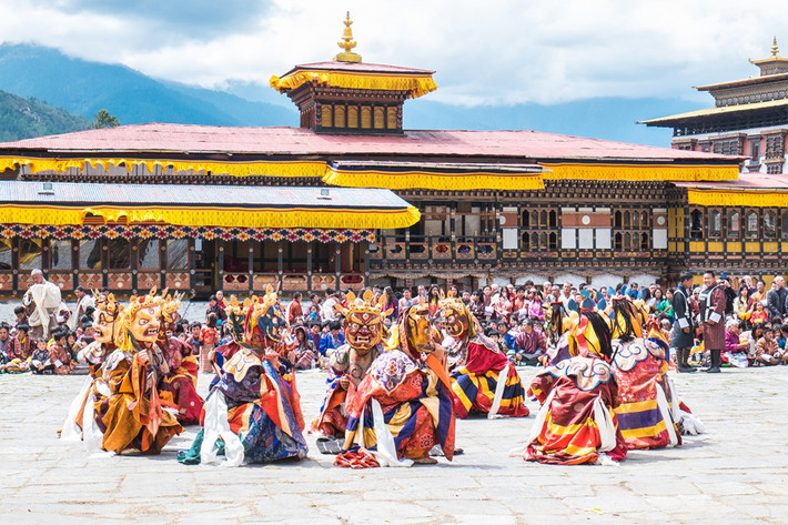 Đến xứ sở hạnh phúc nhất thế giới Bhutan vào thời khắc đẹp nhất năm là trải nghiệm ấn tượng cho mọi tín đồ du lịch. Mùa xuân Bhutan là lúc hoa đỗ quyên nở rộ, người dân cũng háo hức chuẩn bị cho lễ hội truyền thống Paro Tshechu vào tháng 4 hàng năm. Dự lễ hội, bạn sẽ được ban phước lành cùng những lời chúc tốt đẹp theo quan niệm của người địa phương.