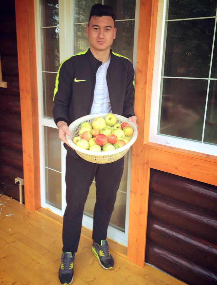 Không bắt hết trận đấu và phải rời khỏi sân sau phút thứ 35 do chấn thương, song thủ môn Đặng Văn Lâm đã nhiều lần cứu thua cho đội tuyển Việt Nam.