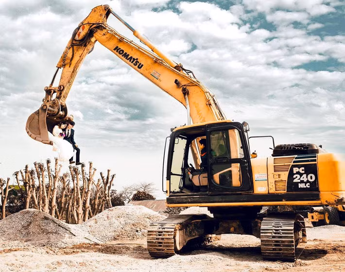 Nhân vật chính trong các bức hình là chú rể Nguyễn Đức Thân, 26 tuổi, và cô dâu Hoàng Thị Trang, 25 tuổi. Qua một năm tìm hiểu, đôi bạn quyết định về chung một nhà và chụp ảnh trước một tháng để có thời gian chuẩn bị cho hôn lễ.