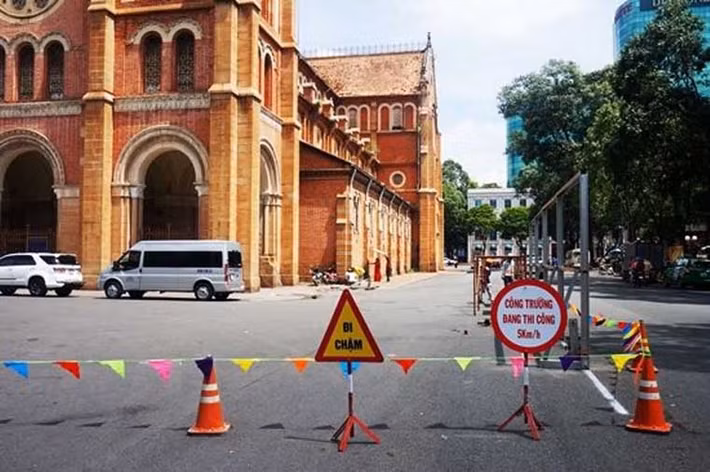 Theo linh mục Hồ Văn Xuân - Tổng đại diện Giáo phận Sài Gòn (Trưởng ban trùng tu nhà thờ Đức Bà), công trình trùng tu nhà thờ Đức Bà đã được chính thức khởi công sau khi được Sở GTVT TP HCM bàn giao mặt bằng để tiến hành rào chắn.