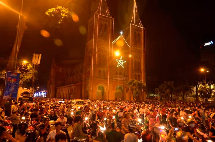 Nhà thờ Đức Bà Sài Gòn thu hút rất đông người dân và du khách khắp nơi trên thế giới đến tham quan, nhất là dịp Giáng sinh, lễ, Tết.