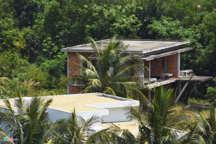 Một “siêu” dự án khác nằm cạnh, cũng hoang phế, phía bên trong khu nhà đầy bơm kim tiêm vứt lăn lóc. Dự án này tên Bai But Bay Resort, của Công ty cổ phần Hải Duy (TP.HCM) và Công ty cổ phần Đầu tư và Dịch vụ TP.HCM (Invesco).