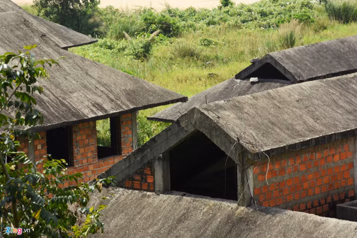 Tuy nhiên, nhiều năm qua, dự án này cũng mới triển khai phần thô là các hạng mục nhà biệt thự. "Khu đất đẹp nằm ngay dưới chân núi Sơn Trà mà bỏ hoang như vậy không chỉ lãng phí mà còn làm mất mỹ quan. Nếu không triển khai thì thành phố nên thu hồi đất để sử dụng vào mục đích khác", một người dân ở phường Thọ Quang, nói.