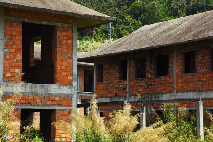 Những ngày trước, khi phóng viên đi thực tế ở khu vực này, có một người đàn ông xưng là bảo vệ của công ty cho hay do thiếu vốn nên dự án tạm dừng triển khai.