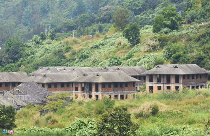 Thế nhưng, thời gian gần đây, khu vực này được người dân phát hiện có nhiều dự án được triển khai. Sau vụ Công ty cổ phần Du lịch Biển Tiên Sa xây dựng 40 trụ móng biệt thự trái phép, người dân tiếp tục phát hiện nhiều công trình bỏ hoang ở ven núi Sơn Trà.