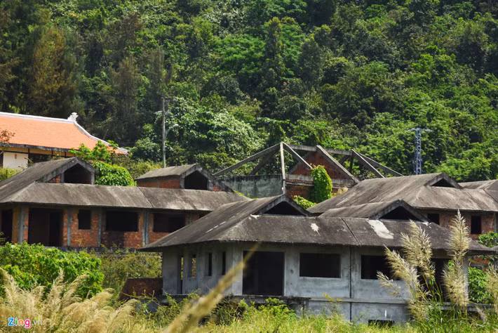 Theo tìm hiểu của phóng viên, dự án này được triển khai từ gần 10 năm trước, với tổng vốn đầu tư 20 triệu USD. Lúc đó, chủ đầu tư hứa hẹn sẽ biến khu đất này thành dãy biệt thự sang trọng để thu hút du khách đến với Đà Nẵng.