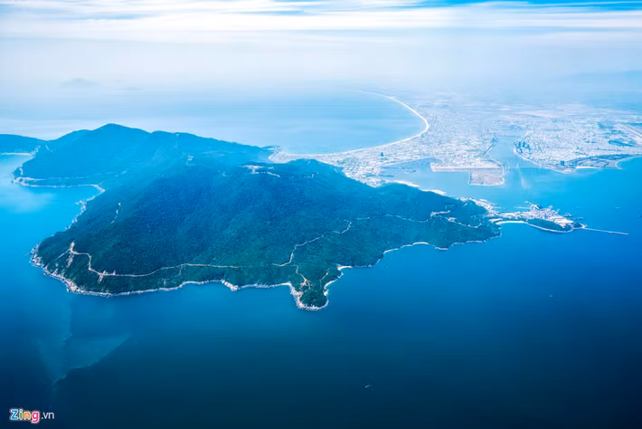  Bán đảo Sơn Trà được xem như lá phổi xanh của TP Đà Nẵng, với hệ động, thực vật phong phú. Thủ tướng Chính phủ đã ký quyết định quy hoạch nơi đây thành khu du lịch quốc gia đến năm 2025. Bán đảo này còn là nơi có ý nghĩa an ninh, quốc phòng rất lớn với TP Đà Nẵng.