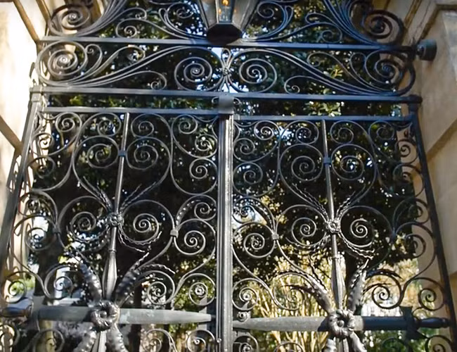 Nhà sử học Robert Rosen nói rằng căn nhà giống như một lịch sử thu nhỏ của thành phố Charleston. Nó được liệt kê là một trong những địa điểm lịch sử quốc gia. Chiếc cổng này được thiết kế bởi Charles Reichardt, một kiến trúc sư người Đức và được chế tác bởi Charleston Christopher Werner năm 1838. Nó ban đầu được sử dụng cho một ngôi nhà của chính phủ nhưng đã bị từ chối vì quá đắt.