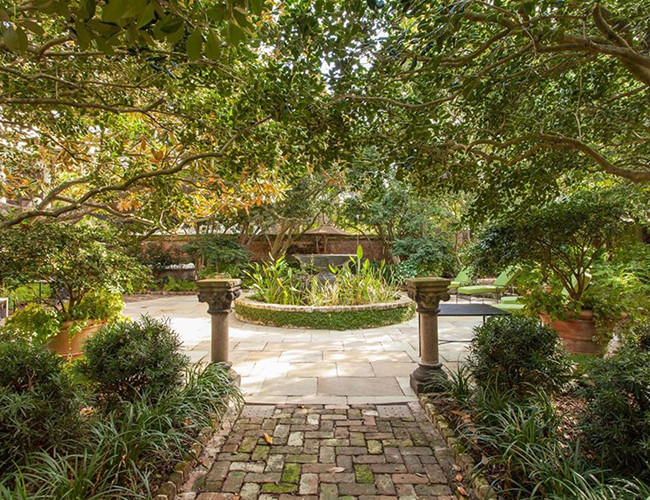 Ngôi nhà xinh đẹp rộng gần 1600 mét vuông và có 9 phòng ngủ, 13 lò sưởi riêng biệt.