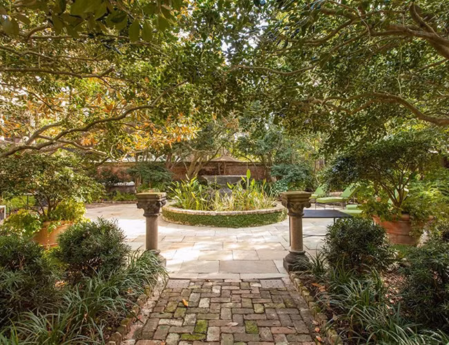 Ngôi nhà xinh đẹp rộng gần 1600 mét vuông và có 9 phòng ngủ, 13 lò sưởi riêng biệt.